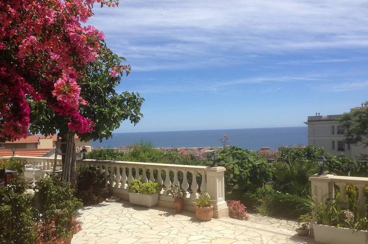 Ferienwohnung für 3 Personen, mit Whirlpool und Terrasse sowie Garten in Menton