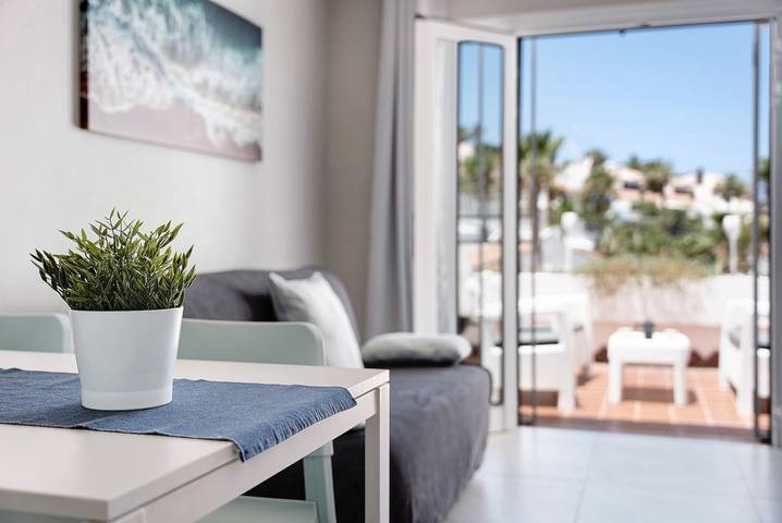 Entire apartment, Vacation Home "Holiday Valley Blue Ocean B2" with Sea View, Shared Pool & Wi-Fi in San Eugenio Alto, Adeje