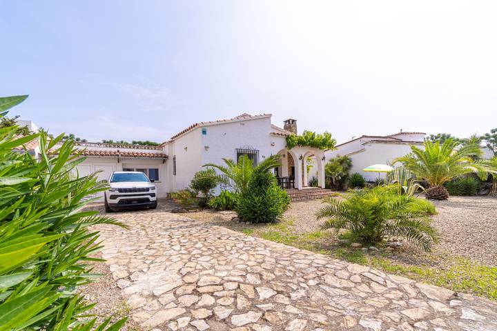 Villa pour 6 personnes, avec jardin et terrasse à Empuriabrava