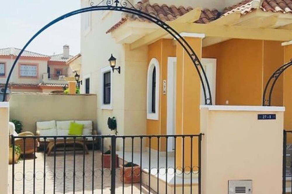 2 Schlafzimmer mit Doppelbett, 2 Badezimmer Villa mit Dachterrasse und Pool - für 6 Personen in Torre de la Horadada, Pilar de la Horadada