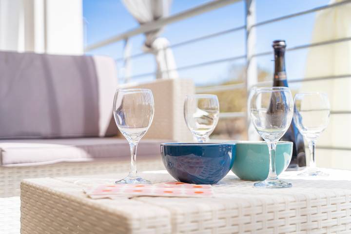 Appartamento intero, Appartamento "Ulivi 17" con vista mare, aria condizionata, terrazza, parcheggio riservato e Wi-Fi in Isola Rossa, Trinità d'Agultu e Vignola