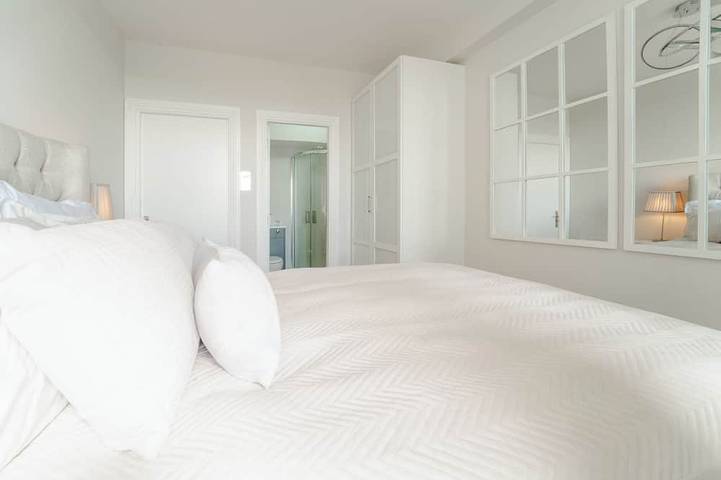 Entire apartment, Galway City Center Claddagh Galway Bay Views in Eyre Square, Galway