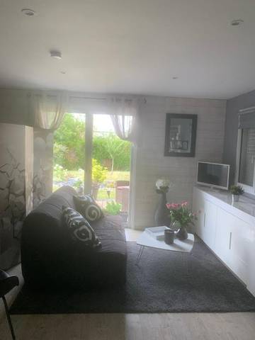 Gîte pour 2 personnes, avec piscine et jardin à Pléchâtel