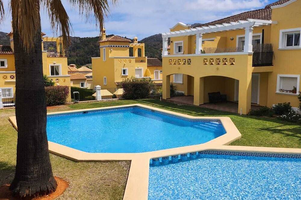 Escape to the heart of a golf course: House with sea and mountain views in La Sella, Pedreguer