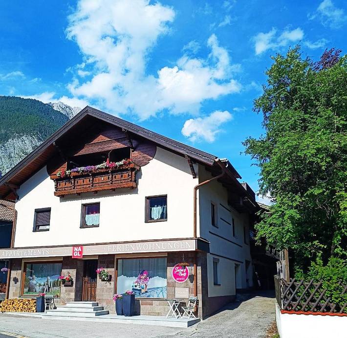 Ferienwohnung für 5 Personen, mit Terrasse und Garten sowie Pool und Ausblick in Nassereith