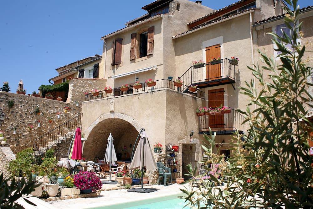Appartement entier, T2 39m² piscine jacuzi in Saint-Martin-de-Brômes, Alpes-de-Haute-Provence