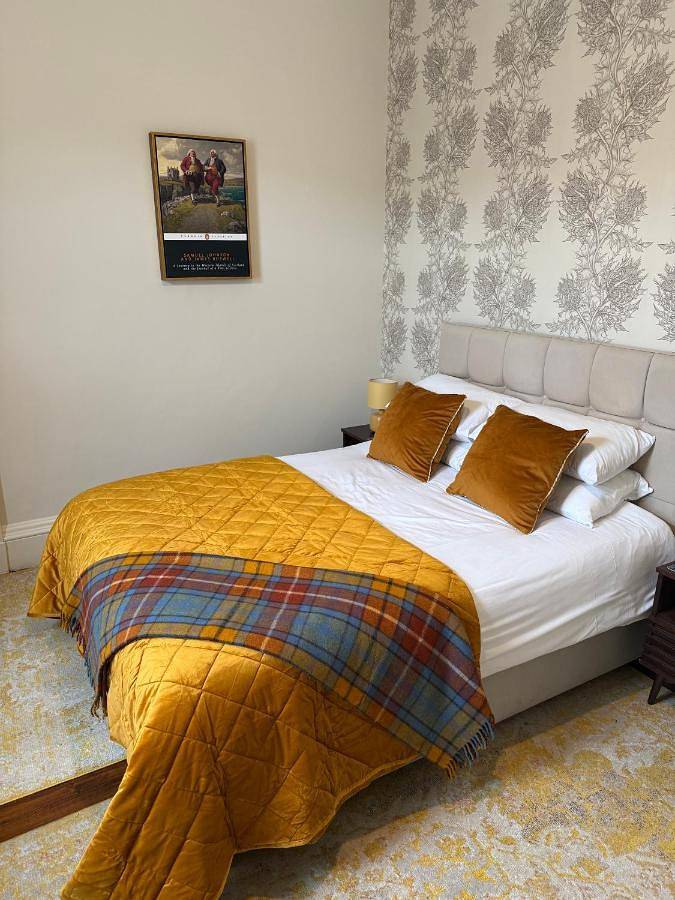 Bed and breakfast for 3 people, with view in Edinburgh