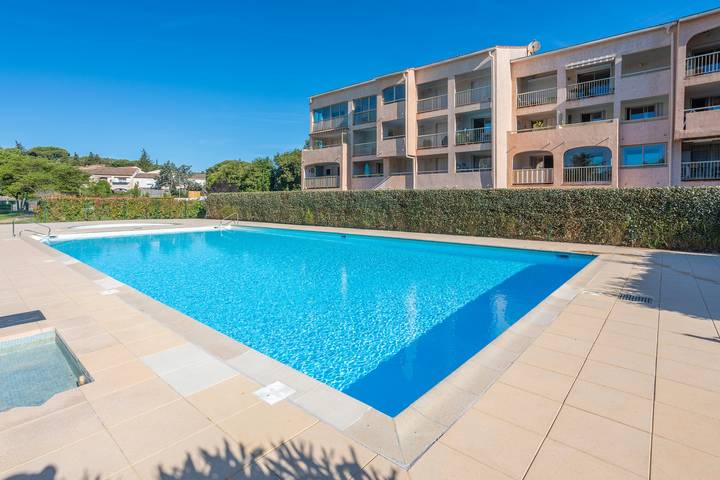 Ferienwohnung für 4 Personen, mit Balkon und Kinderpool in Sainte-Maxime