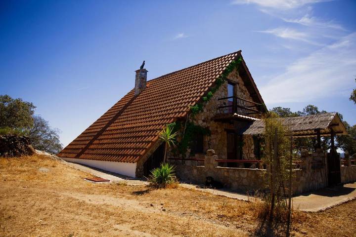 Casa rural para 6 personas, con piscina además de jardín y vistas en Tentudía - 3