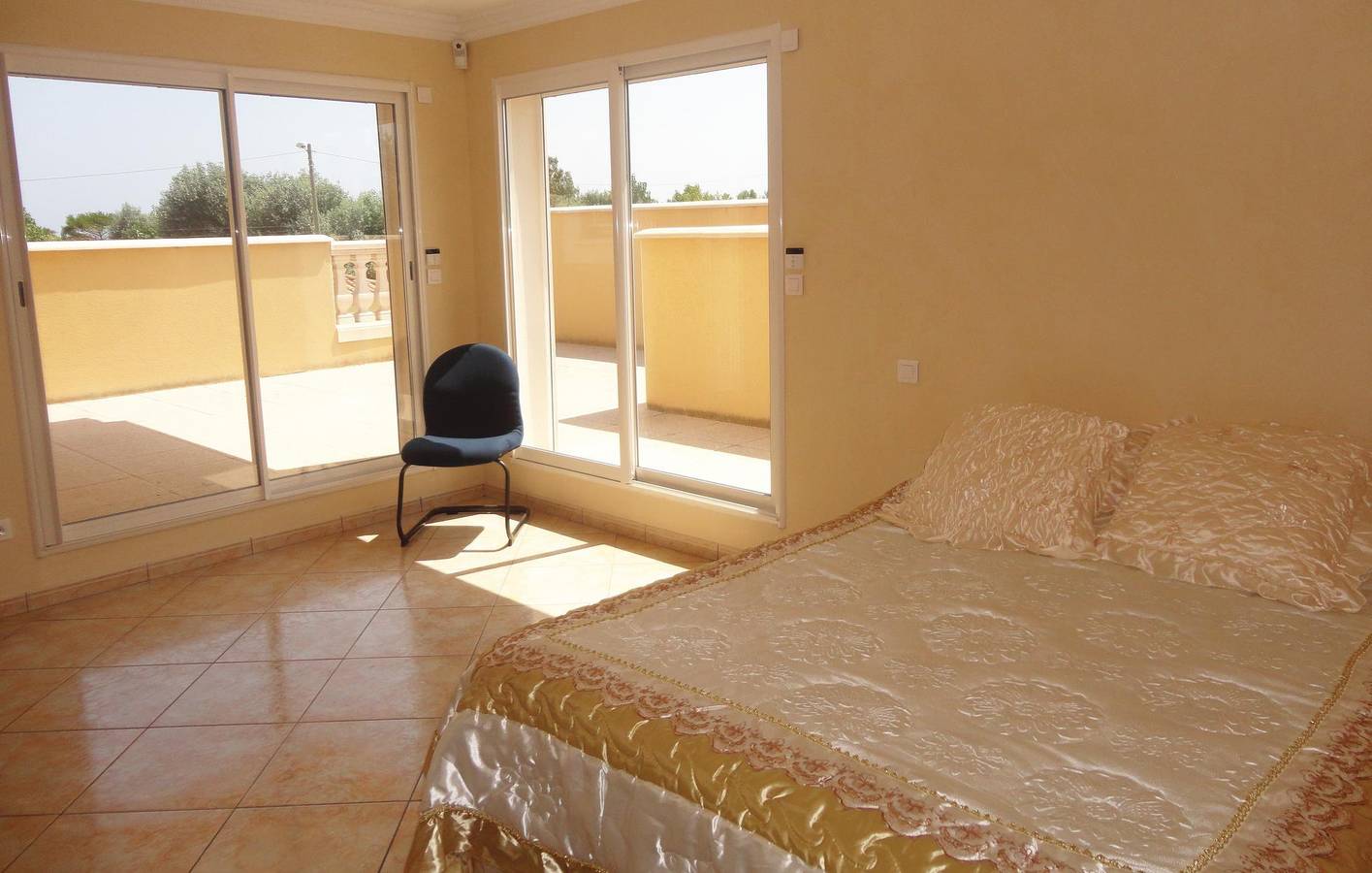 Retraite au bord de la piscine : 200m2 avec parking, climatisation et Internet - 300m de la plage ! in Agde, Côte d'Améthyste