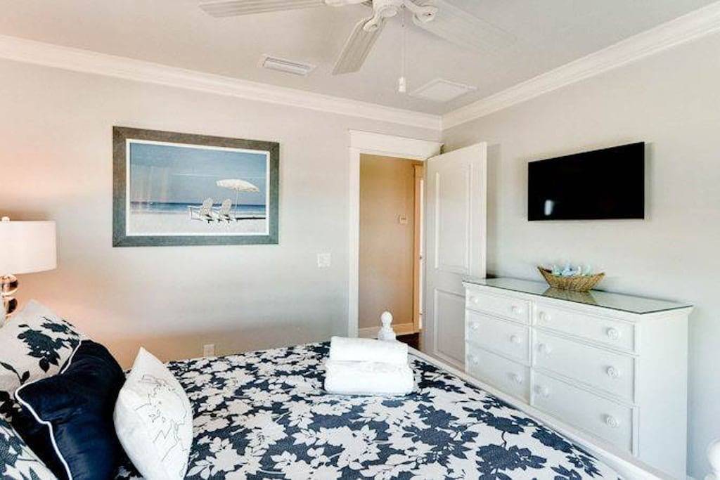 Welcoming condo close to the beach with private heated pool & Wifi in Holmes Beach, Anna Maria Island