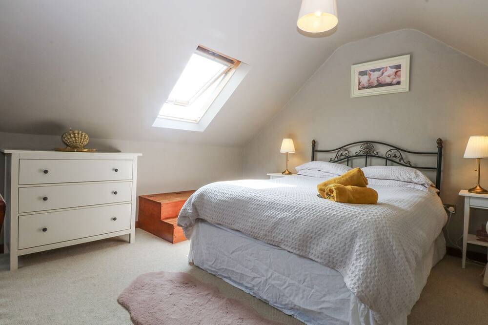 Cegin Foch, pet friendly, with hot tub in Chwilog in Afon Wen, Gwynedd