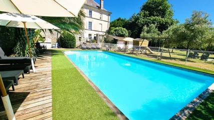 Gîte pour 11 personnes, avec piscine ainsi que vue et jardin, adapté aux familles à Saint-Just-Luzac