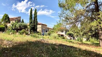 Gîte pour 3 personnes, avec jardin ainsi que piscine et vue à Sillans-la-Cascade