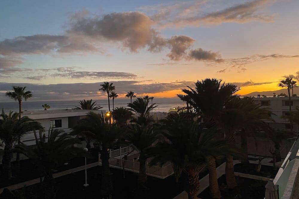 Apartamento entero, ¡Cómodo apartamento con vista al mar en una ubicación privilegiada con internet incluido! in Puerto del Carmen, Tías