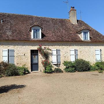 Chambre d’hôte pour 4 personnes, avec jardin ainsi que piscine et vue dans Ainay-le-Vieil