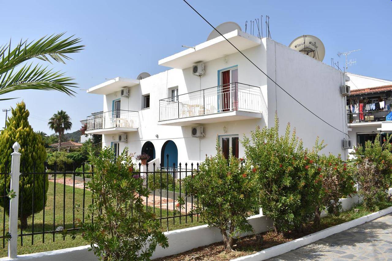 Kokkinia Gardens in Kavos, Corfou