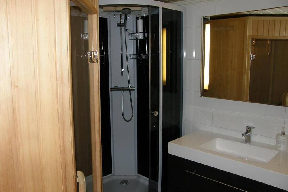 Elvestua-Haus in der Natur in Senja, Lenvik