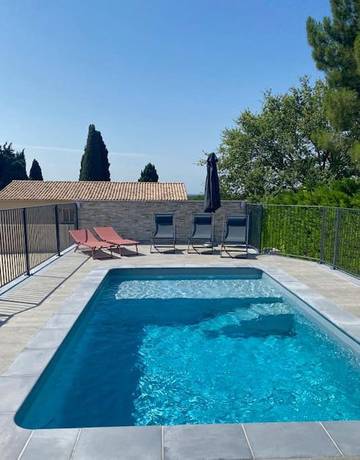 Gîte pour 6 personnes, avec jardin et vue ainsi que terrasse et piscine à La Bastide-d'Engras