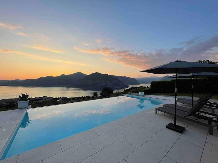 Luxury villa with private infinity pool in Gemeente Iseo, Franciacorta