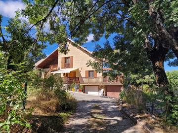Gîte pour 6 personnes, avec terrasse et jardin à Crots