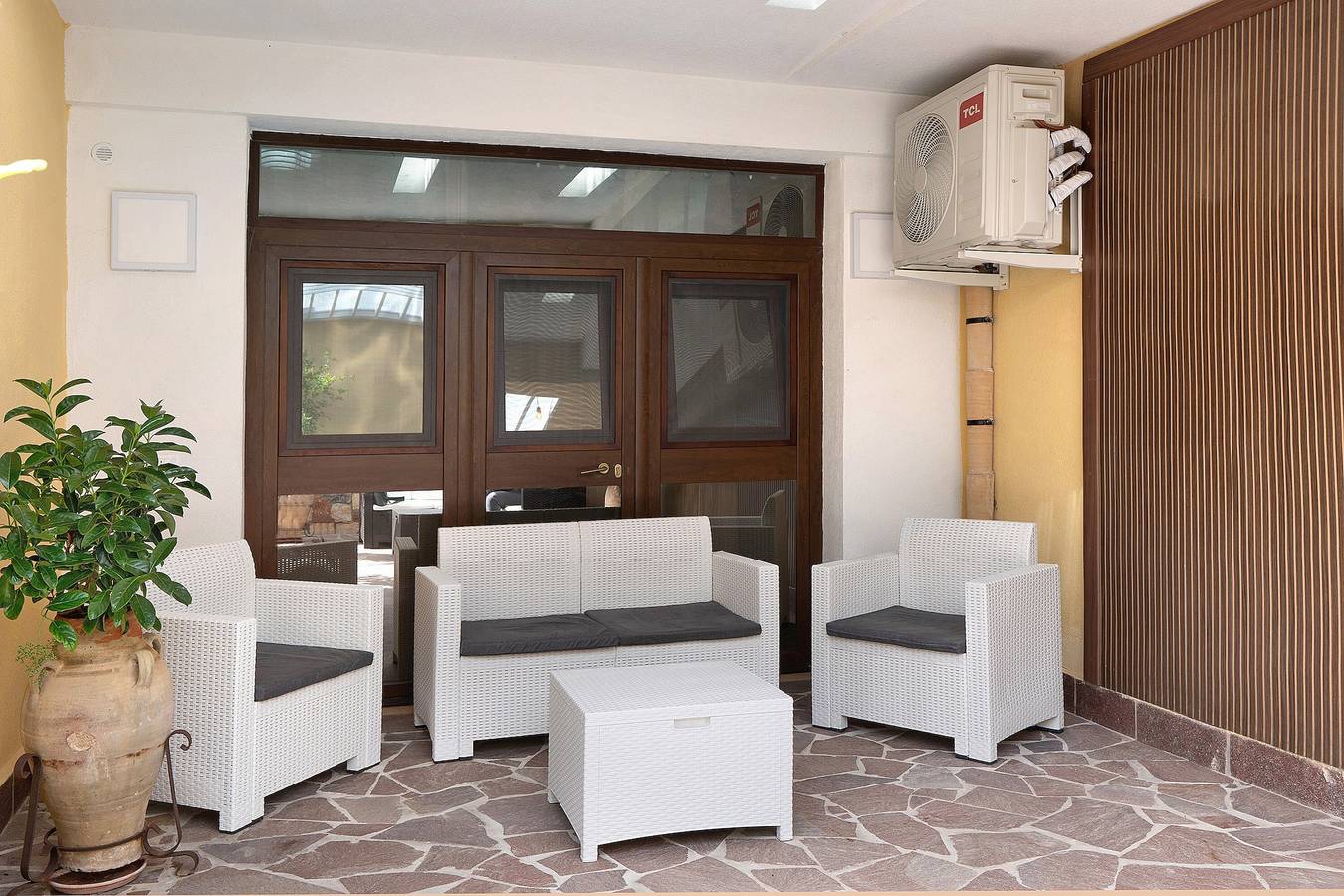 Appartamento intero, Casa vacanze 'Hilten Silver Sands' a 130m dalla spiaggia, giardino privato e Wi-Fi in Spiaggia de Isola delle Femmine, Isola delle Femmine