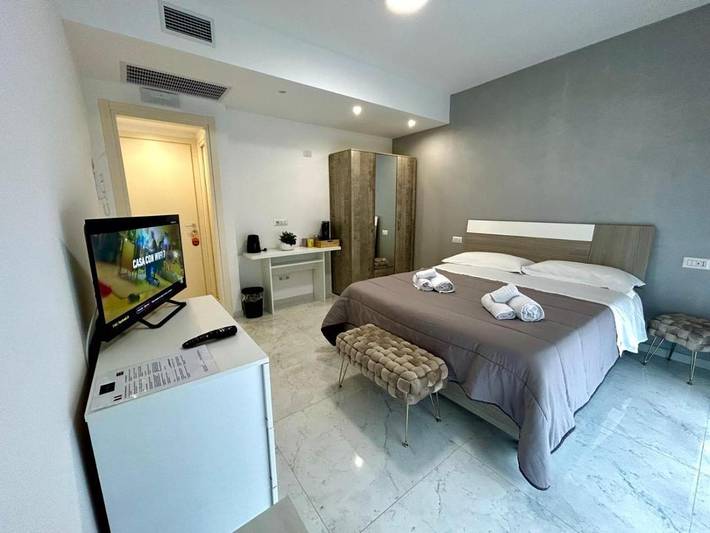 Chambre d’hôte pour 2 personnes, avec balcon ainsi que vue et piscine à Milazzo