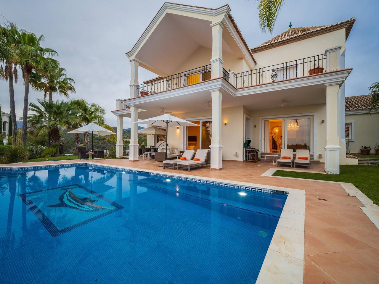 Luxurious southeast-facing villa with 5 bedrooms, heated pool, Bbq, seaviews in Las Chapas, Marbella
