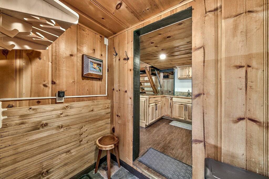 Larch Chalet- 1Br, 1Ba 2 Min to Heavenly, Hot Tub in Bijou Park, South Lake Tahoe