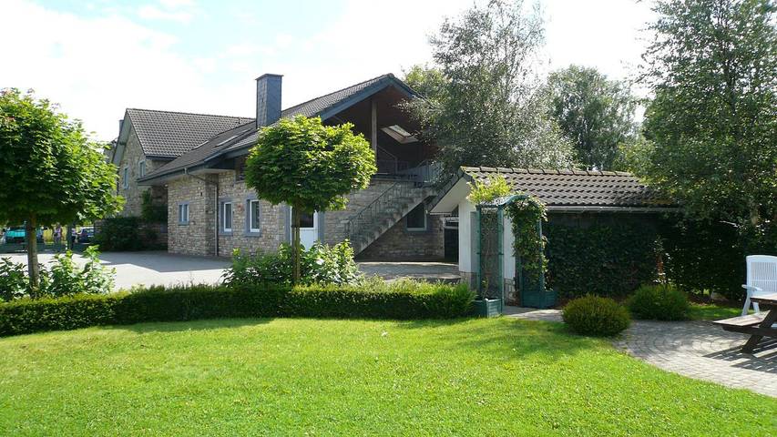 Location de vacances pour 23 personnes, avec sauna ainsi que jardin et jacuzzi à Waimes