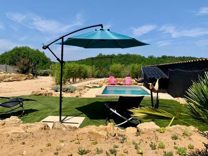 Location de vacances pour 4 personnes, avec vue ainsi que jardin et piscine à Queyssac - 4