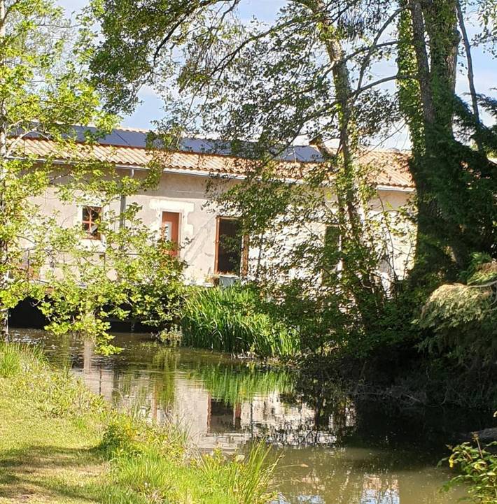 Gîte pour 2 personnes, avec piscine ainsi que jardin et vue à Saint-Paul-Lizonne