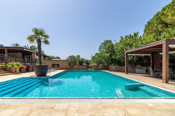 Casa de vacaciones para 4 personas, con jardín y jacuzzi - 1