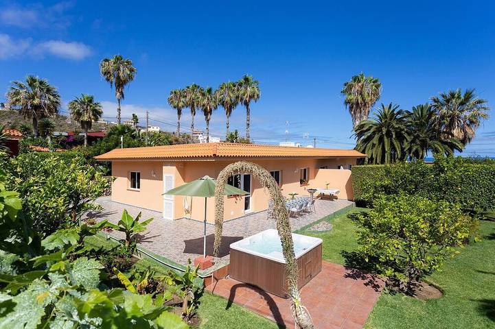 Villa for 8 people, with balcony and hot tub - 1