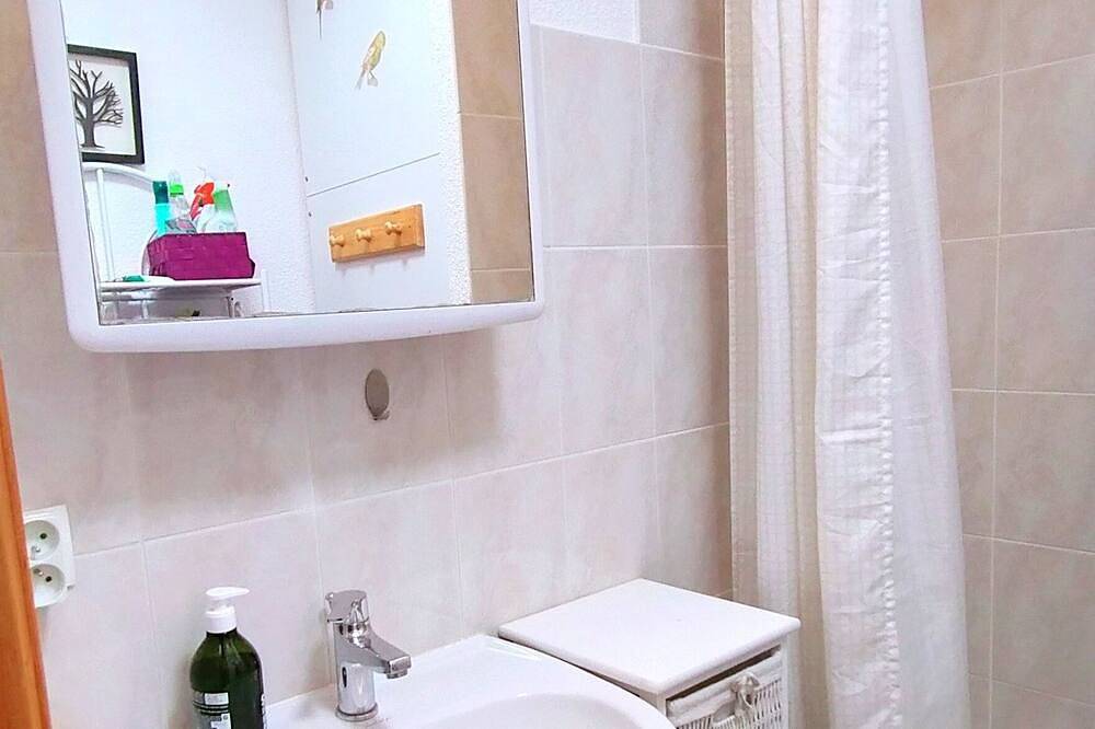 Entire apartment, Two rooms 200m from the cable car, parking, high-speed wifi, large terrace in Thollon-les-Mémises, Thonon-les-Bains region