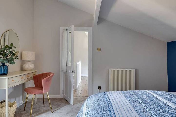 Luxury Canal-side Cottage with Cosy Hot Tub in Chester, West Cheshire und Chester