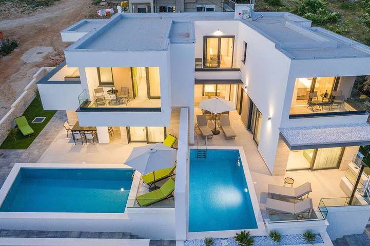 Villa for 8 people, with balcony and garden, with pets in Novalja