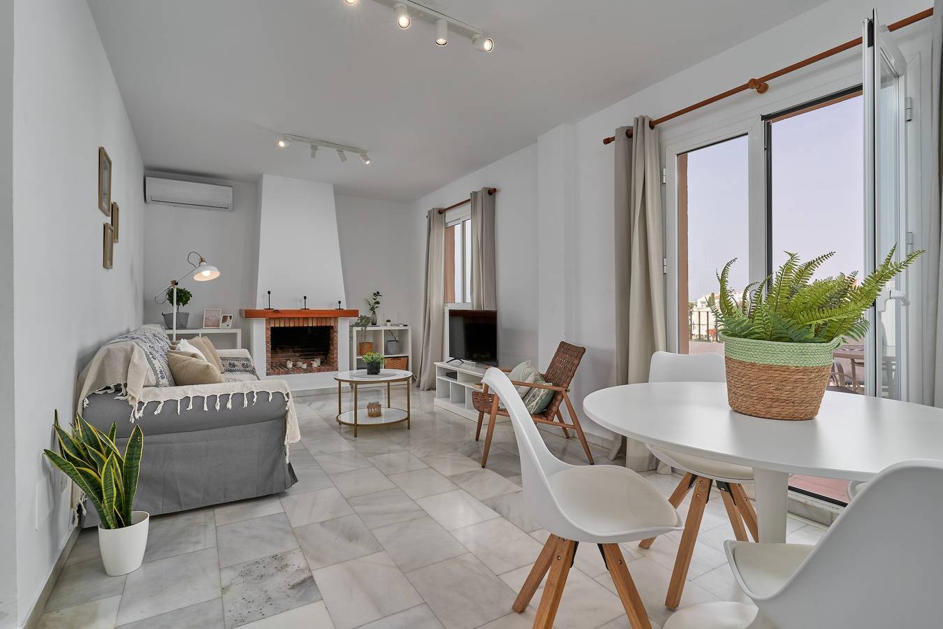 Apartamento entero, Apartamento vacacional "Nerja" con vistas al mar, piscina compartida y Wi-Fi in Playa de Burriana, Nerja