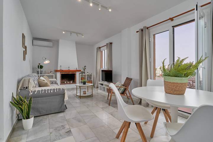 Appartement entier, Appartement de vacances "Nerja" avec vue sur la mer, piscine partagée et Wi-Fi in Playa de Burriana, Nerja