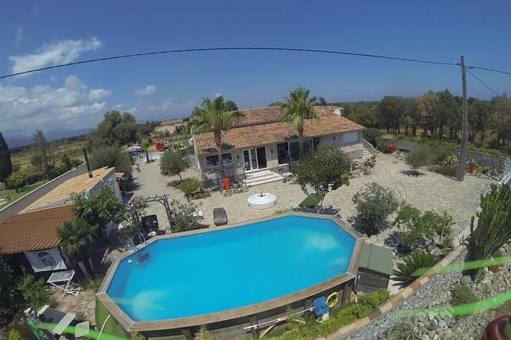 Gîte pour 4 personnes, avec terrasse et jardin à Ventiseri