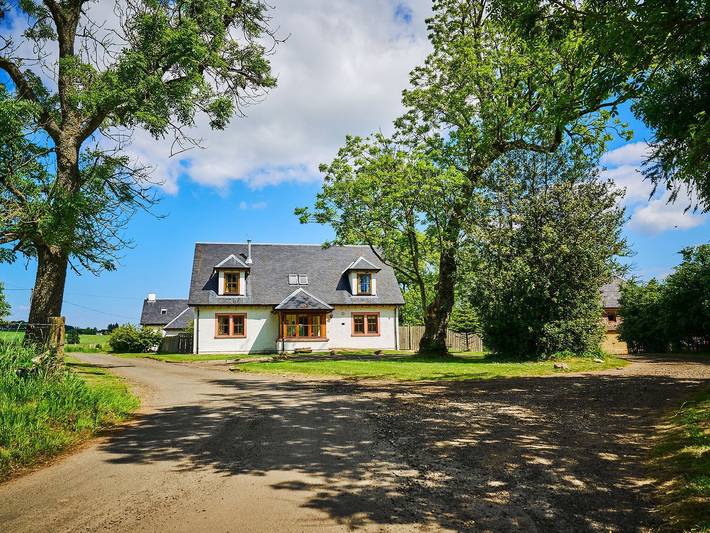 Cottage for 9 people, with garden and pool in Scotland