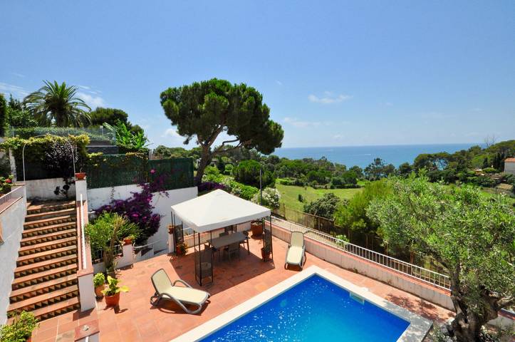 Villa for 9 people, with garden and balcony as well as ocean view in Lloret de Mar