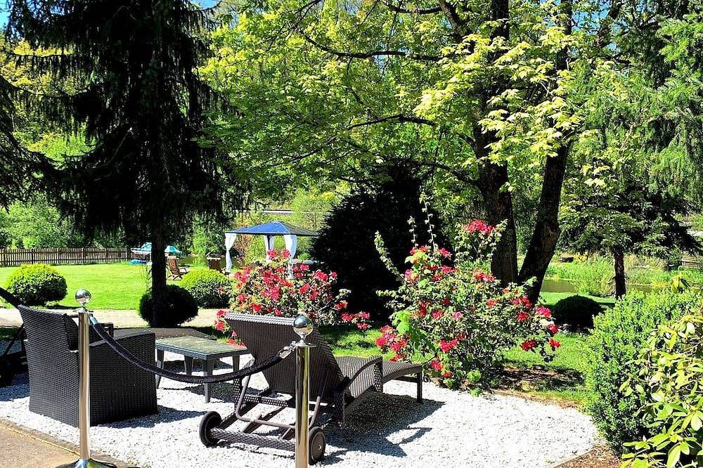 Ganze Wohnung, Ferienwohnung im Eg mit großem Garten und Zugang zur Waldnaab in Neustadt an der Waldnaab, Naturpark Nördlicher Oberpfälzer Wald