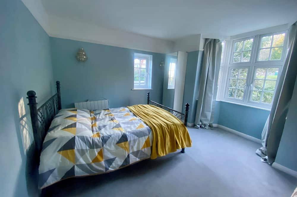 Entire apartment, 2 Bed City Centre Apartment Near Station in Guildford, Surrey