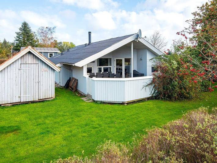 Ferieudlejning for 8 personer, med have, børnevenlig i Pøt Strandby