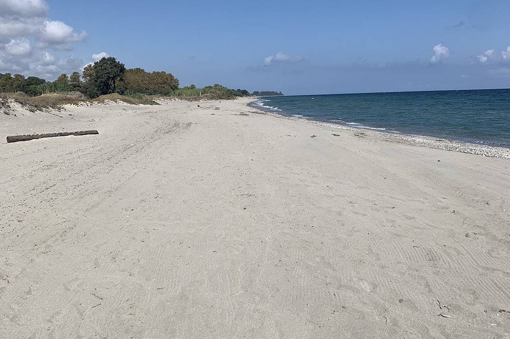 Appartement entier, Hébergement en duplex. Jardin privé. 6 couchages. À moins de 100 m de la plage. in Poggio-Mezzana, Arrondissement de Corte