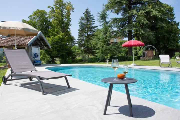 Gîte pour 2 personnes, avec Terrasse ainsi que Jardin et Piscine dans Saint-Jeoire-Prieuré