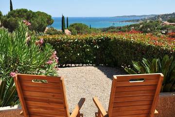 Gîte pour 4 personnes, avec piscine ainsi que jardin et terrasse dans Plage Des Elephants