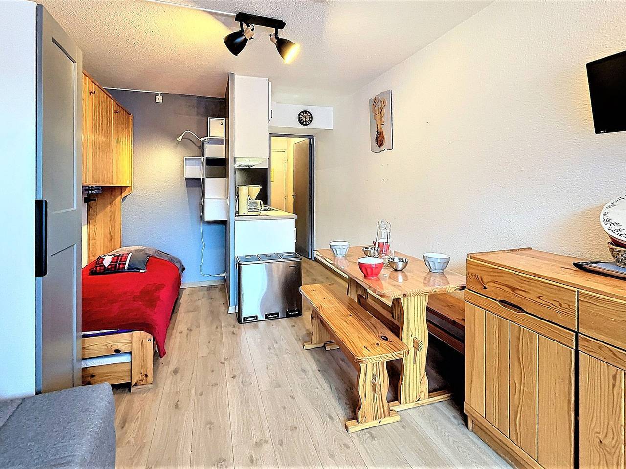 Studio entier, Studio lumineux 4 pers, skis aux pieds, balcon, Wifi in Le Corbier, Villarembert