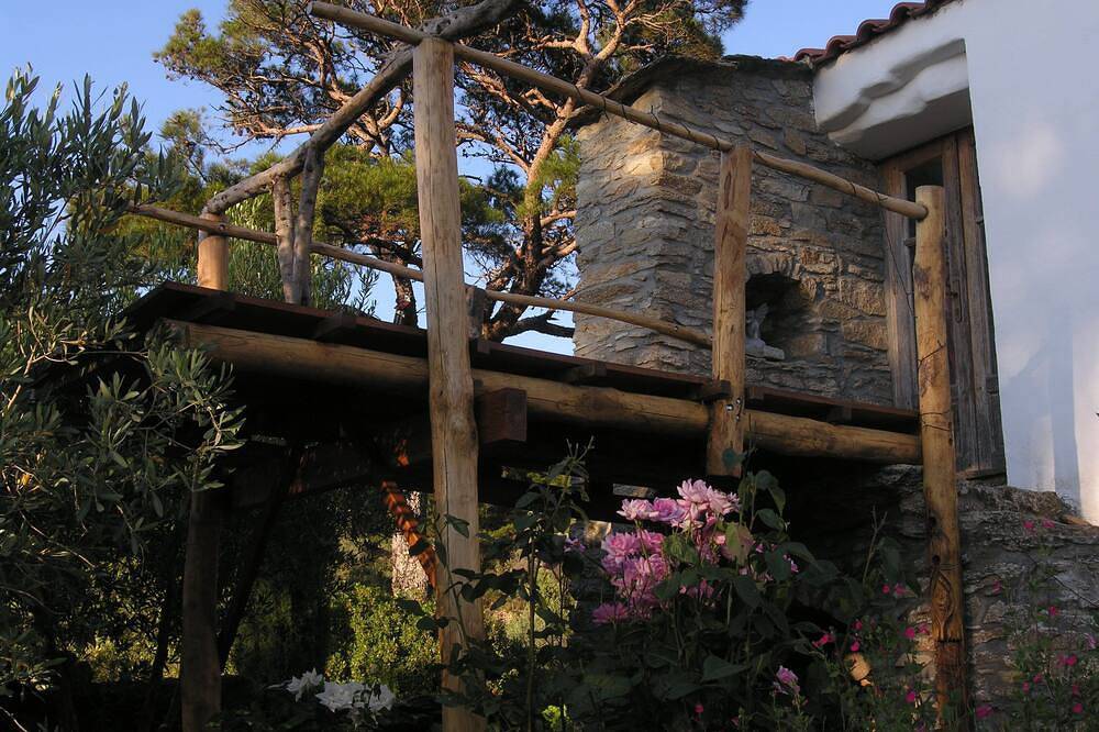 Altes Bauernhaus, geräumige offene Küche, ein Zimmer mit zwei Einzelbetten und ein Schlafzimmer mit einem Doppelbett im Schuppen neben dem Haus; Badezimmer mit Wc und Dusche in Ikaria